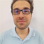 Laureato in Comunicazione con competenze informatiche e col B2 di Inglese impartisce lezioni su Informatica e Inglese